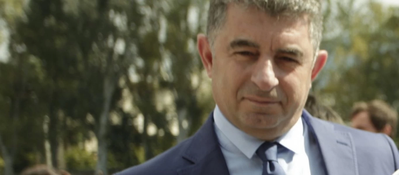 «Ραγίζουν» καρδιές στην κηδεία του Γιώργου Καραϊβάζ στη Δράμα (φωτο)
